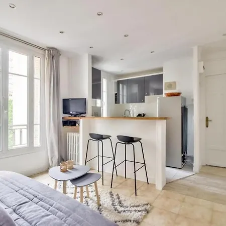 Flat Near Porte Clignancourt Metro Station * Paris